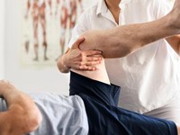 ¿Cómo puede la fisioterapia ayudar a mejorar el equilibrio y prevenir caídas en los adultos mayores?